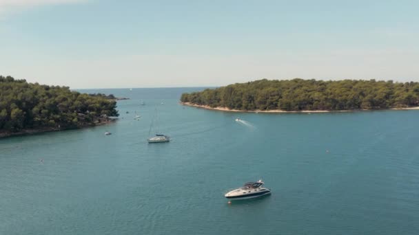 位于克罗地亚波拉乌维拉附近的地中海海湾的空中景观 夏季航行的船只 — 图库视频影像