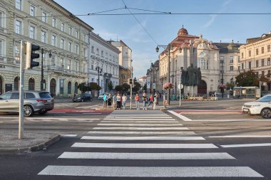 Bratislava, Slovakya - 13 Ekim 2023: Şehir Bratislava 'nın merkezinde yürüyor, kırmızı ışıkta bekleyen insanlar ana caddede yaya geçidi, şehir merkezi manzarası
