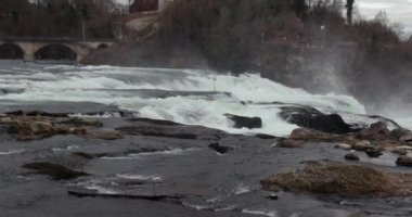 İsviçre 'deki Rhine Şelalesi' nde şelale, Avrupa 'nın en yüksek akış oranı, bulutlu, kasvetli, dramatik su sıçrama manzarası