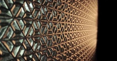 Işığı, kamera hareketini, engebeli üç boyutlu yüzeyi, geometrik yapıyı, uzay inşaat malzemelerini yansıtan gelecekteki metal şebeke platformu