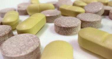 Beyaz arka planda ilaç ya da ilaç hapları, kamera hareketini kapat