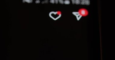 Budapeşte, Macaristan - 23 Şubat 2023: Instagram, popüler sosyal medya platformunda mobil bir cihaz ekranında yer alan beyanlar ve mesajlar