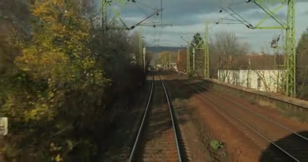 Tåg Lämnar Liten Tågstation Utsikt Från Baksidan Tåget — Stockvideo