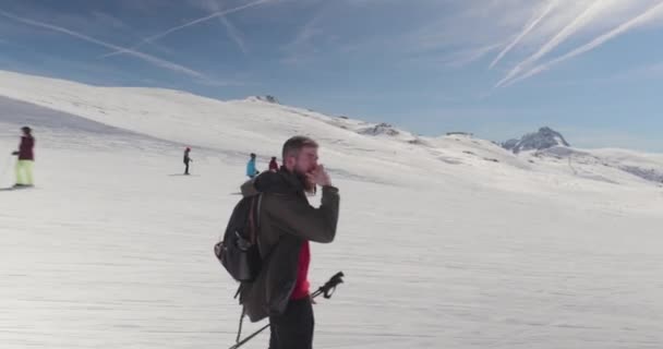アルプスでスキー 斜面でリンゴを食べるスキーヤー — ストック動画
