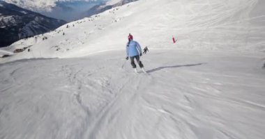 Alplerde kayak yaparken, iğneyle vuruşu takip et.