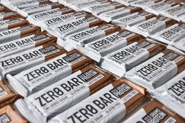 Budapeşte, Macaristan - 6 Ocak 2023: Biotech USA tarafından yapılan Sıfır Protein Çubuğu