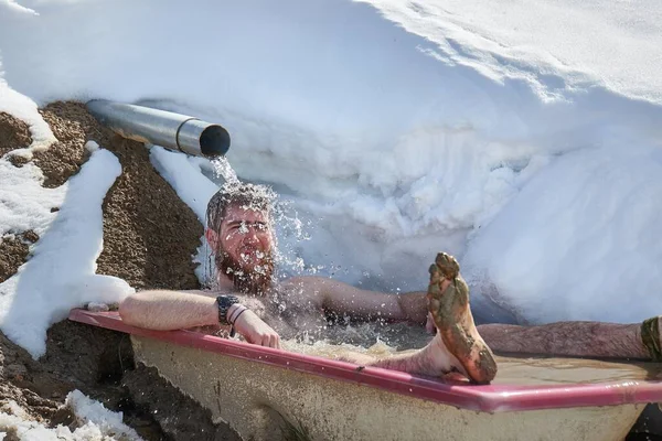 Snowy Koude Duik Buiten Koud Water Onderdompeling Een Oude Badkuip Stockafbeelding