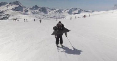 Alplerde kayak, hızlı giden kayakçı, tam kare DSLR 'ı takip et.