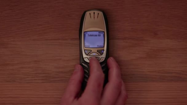 在一个闹鬼的夜晚用老旧的手机叫驱魔人 — 图库视频影像