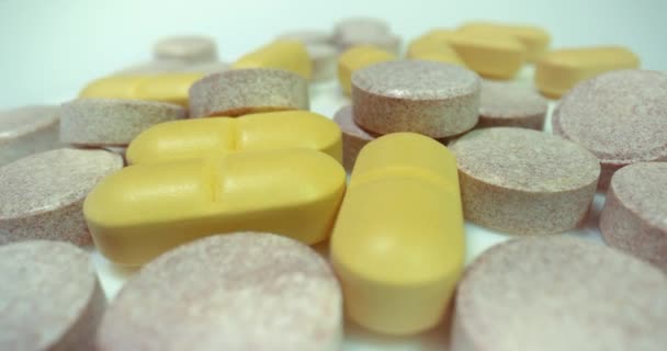 Φάρμακα Φάρμακα Που Φτύνουν Στη Λευκή Επιφάνεια — Αρχείο Βίντεο