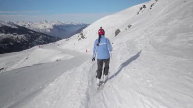 Alplerde kayak yaparken, kayak pistinin sol tarafıyla çekim yapın.