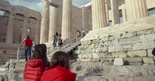 希腊雅典 2023年4月23日 古希腊文明的地标 雅典雅典卫城的古代柱子和城墙 游客们参观了这个受欢迎的地标 — 图库视频影像