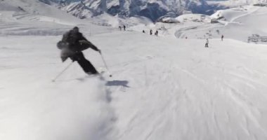 Alplerde kayak yapmak, kayakçı hızla inmek, dinamik takip çekimi