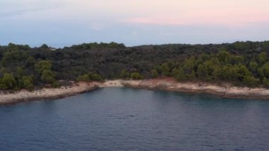 Hırvat deniz kıyıları akşam Premantura, Cape Kamenjak, popüler plajlarda hava manzaralı
