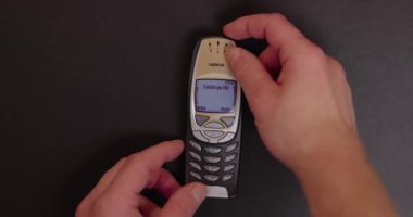 Budapeşte, Macaristan - 10 Ocak 2022: Klasik Nokia 6310i cep telefonu kapalı. Eski model cep telefonu çalışma aygıtı