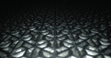 Metal ızgara yansıtan ışık, kamera hareketi, engebeli üç boyutlu yüzey, geometrik yapı, geleceksel yapı