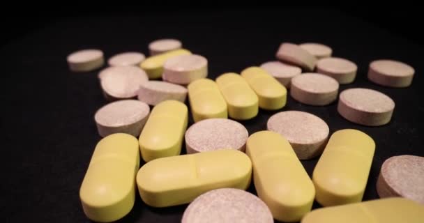 Medicijn Pillen Zwart Oppervlak Close Camerabeweging Stapel Farmaceutische Producten — Stockvideo
