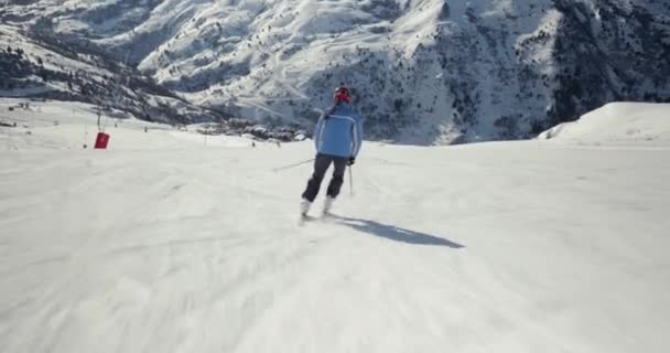 Vrouw Skiën Alpen Volgen Schot Met Hoge Snelheid Skipiste — Stockvideo