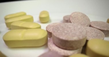 Beyaz yüzeye yayılan ilaç ya da ilaç hapları