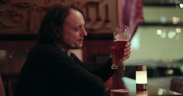 Άνθρωπος Πίνοντας Μπύρα Μια Παμπ Μιλώντας Μιλώντας Μερικές Λέξεις Συνομιλία — Αρχείο Βίντεο