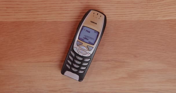 Будапешт Венгрия Январь 2021 Классический Телефон Nokia 6310I Мама Звонит — стоковое видео