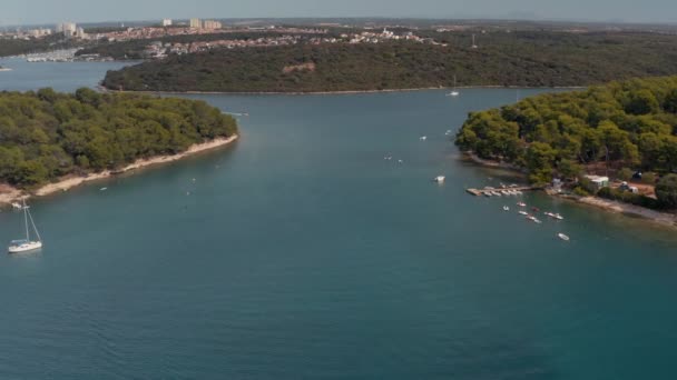 Pemandangan Udara Teluk Laut Dengan Perahu Mediterania Dekat Pula Kroasia — Stok Video