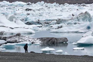 Jokulsarlon, İzlanda 'da buzdağı gölünün kıyısında buzdağı parçaları buldum.