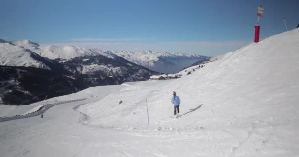 Skiing Alps Follow Shot Gimbal Full Frame Camera Winter Sports — Wideo stockowe