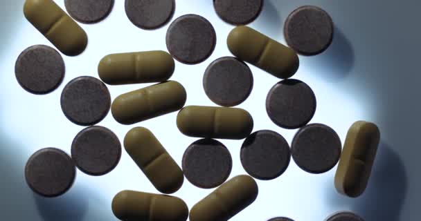 Лекарства Таблетки Вращающиеся Прозрачной Поверхности Светлым Темным Тоном Спины — стоковое видео