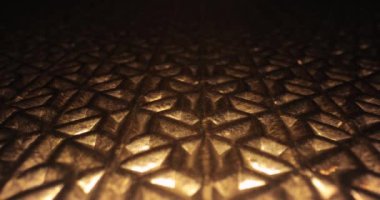 Işığı yansıtan fütüristik metal şebeke platformu, geri çeken kamera, engebeli üç boyutlu yüzey, geometrik metal yapı, altın ışık tonu
