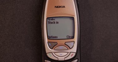 Budapeşte, Macaristan - 10 Ocak 2022::: Klasik Nokia 6310i cep telefonu SMS mesajı yazıyor