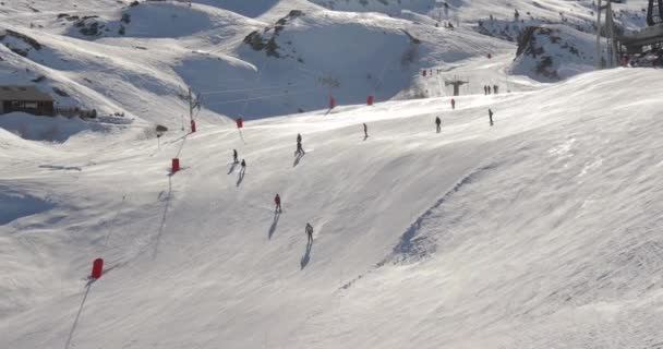 2022年1月20日 法国阿尔卑斯山脉上的一个滑雪站 许多人在受欢迎的滑雪场上滑行 — 图库视频影像