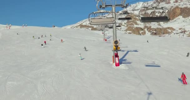 在法国阿尔卑斯山脉滑行的斜坡上 许多滑雪电梯在阿尔普德怀斯滑雪胜地的中心 登上了轮椅 — 图库视频影像