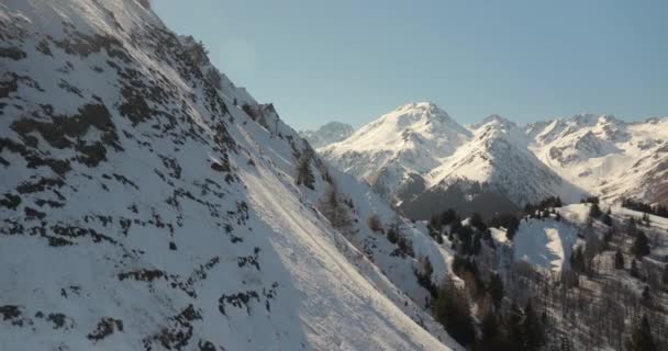 Snowy Zimowy Krajobraz Wysokogórski Alpach Wznoszący Się Widok Wyciągu Narciarskiego — Wideo stockowe