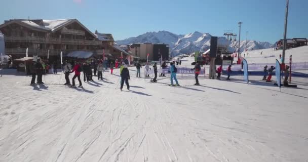 2022年1月20日 法国阿尔卑斯山的滑雪场 斜坡底部 许多滑雪者 排队等候滑雪车进场的人 — 图库视频影像