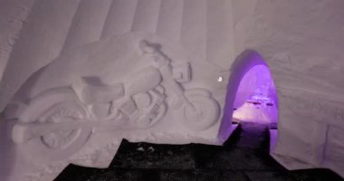 Alpe dHuez, Fransa - 2022 yılı: ABD temalı buz mağarası heykelleri sergisi. Buz duvarına kazınmış Harley Davidson Motosiklet resmi