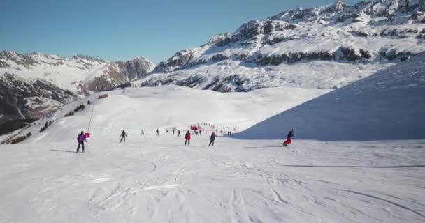 Stok Narciarski Alpach Francuskich Widok Stok Narciarski Wiele Nierozpoznawalnych Osób — Wideo stockowe