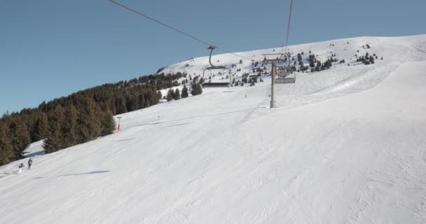 Ascending Ski Lift Alpine Ski Resort Skiing Runs Chairlift — Stock Video