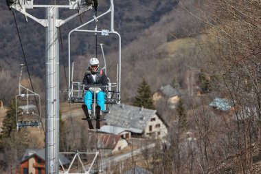 Yoğun erimeden sonra kar eksikliğiyle Alpler 'de kayak kaldırma, kayak merkezi Les 2 Alpes' in alt kısmında kar eksikliği.