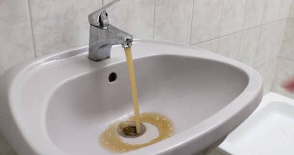 浴室の蛇口から流れる非常に汚れた水道水は 汚れた堆積物 壊れた配管で汚染されました — ストック動画