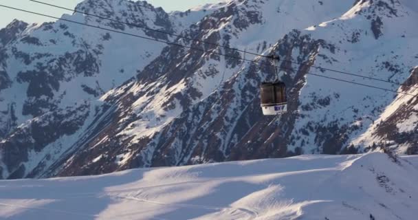 Alpe Dhuez Frankrike Januari 2022 Skidkabinlyft Stålkablar Mot Fjällandskap Stor — Stockvideo