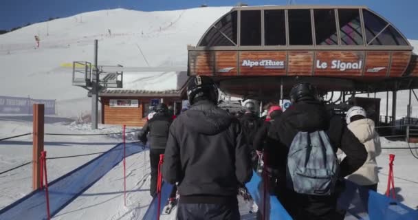 2022年1月20日 法国阿尔佩 德怀兹 Alpe Dhuez 使用滑雪车通过大门 椅子电梯上升到滑雪场 — 图库视频影像