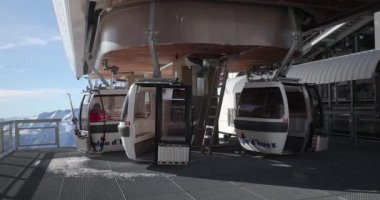 Alpe dHuez, Fransa - 20 Ocak 2022: Kayak kabini kaldırma istasyonu, kabin etrafında dönüyor, çok sayıda kayak pisti olan büyük, popüler bir kayak merkezi