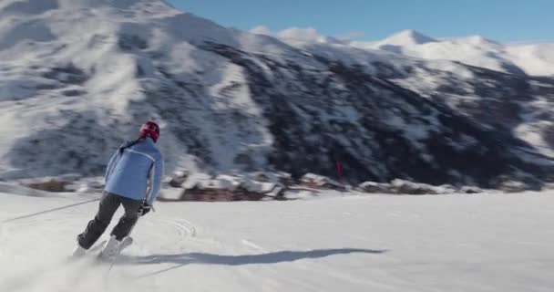 Γυναίκα Σκι Στις Άλπεις Ακολουθήστε Πυροβολισμό Ένα Γαλλικό Ορεινό Χιονοδρομικό — Αρχείο Βίντεο