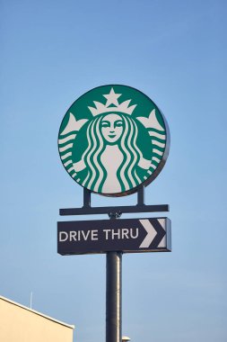 Budapeşte, Macaristan - 2 Ocak 2024: Market Central Ferihegy 'deki bir Starbucks kafenin logosu, Aralık 2023' te Macaristan 'da açılan ilk kafe.