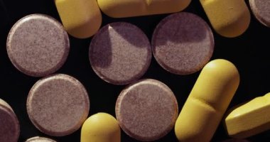 Siyah arka planda dönen ilaç ya da ilaç hapları