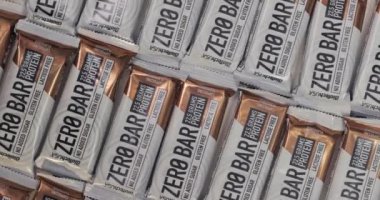 Budapeşte, Macaristan - 6 Ocak 2023: Biotech USA tarafından üretilen Sıfır Protein Çubuğu