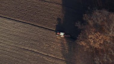 Tarım tarlalarını süren traktör, İHA 'dan havadan görüş.