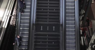 Berlin, Almanya - 2023 civarı: Berlin Hauptbahnhof ana tren istasyonunda yürüyen merdivenler, yükselen ve inen bazı insanlar