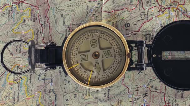 Kompas Berputar Putar Atas Peta Relief Pendakian Sebagai Latar Belakang — Stok Video